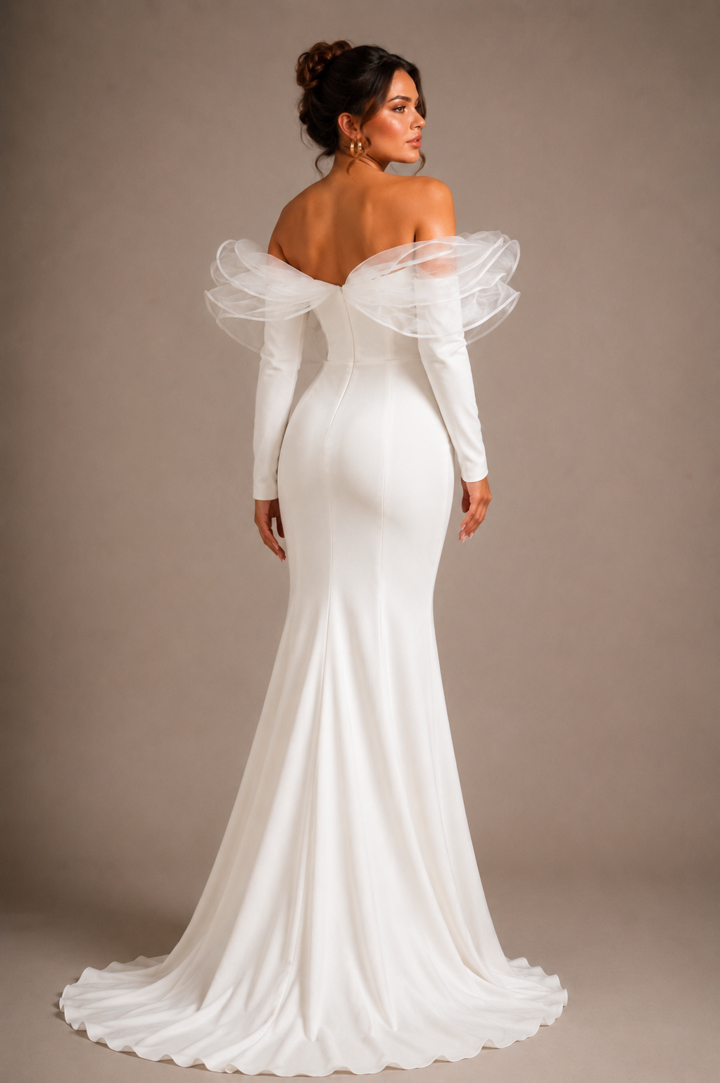 Grace meets timeless elegance in this breathtaking white mermaid gown Size M